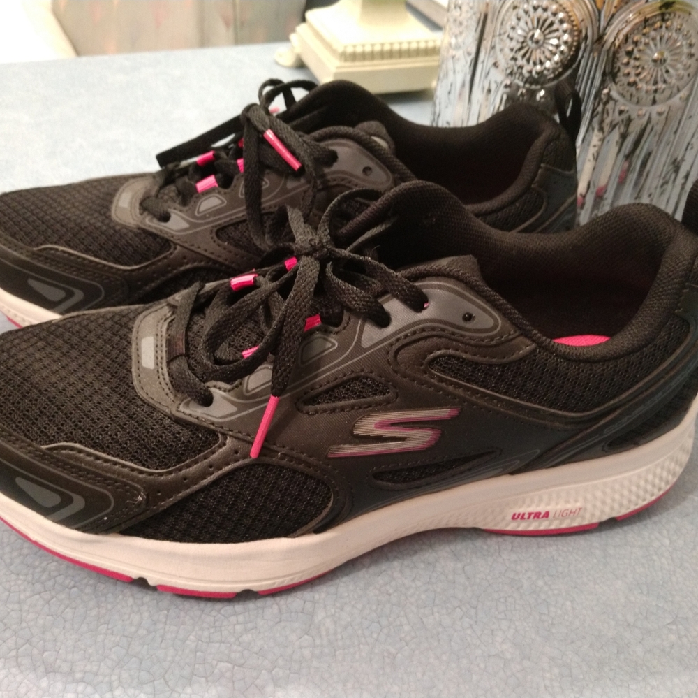 Sketchers - Women's Sneakers Air Cooled Goga Mat, Size 8, Black & Pink